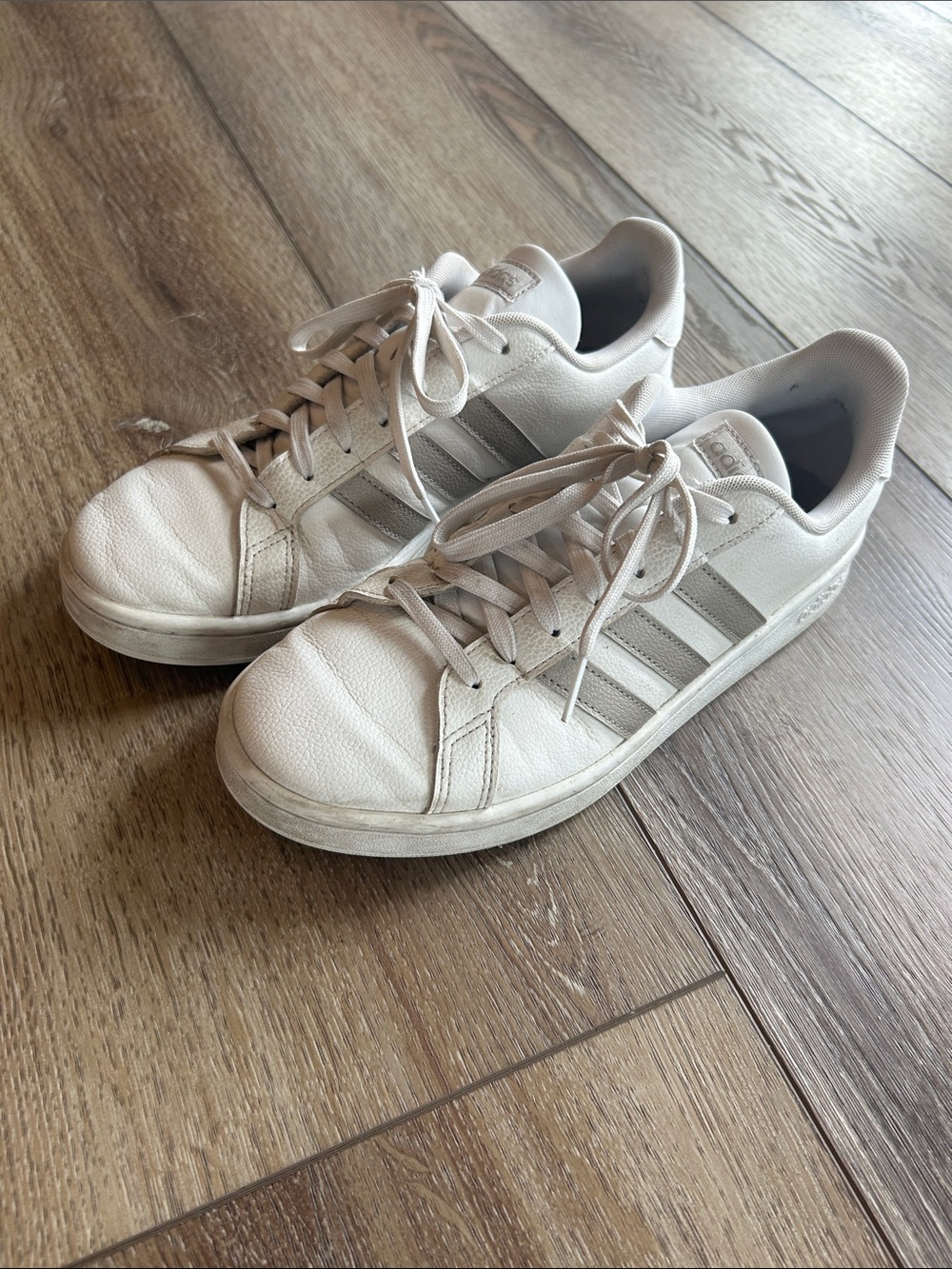 ••adidas••Women’s white + gray sneaker
